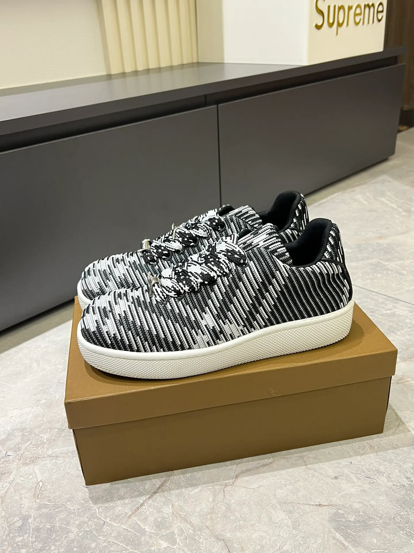 Men's shoes 💰p380 "Burberr*" new thick-soled men's casual sports shoes, cool sneakers and bread shoes, originally purchased and developed, the top version of Box series sports shoes, made of smooth calfskin fabric, embellished with embossed Equestrian Knight logo (EKD). Made of mesh lining, the laces are decorated with metal coils, the rubber soles are decorated with the Burberry letter logo, and the original molded 3.5CM two-color T men's shoes 💰pU outsole! Male 38-44 (45 customized)